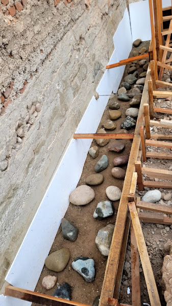 cimentacion de nave industrial con hormigon y piedras