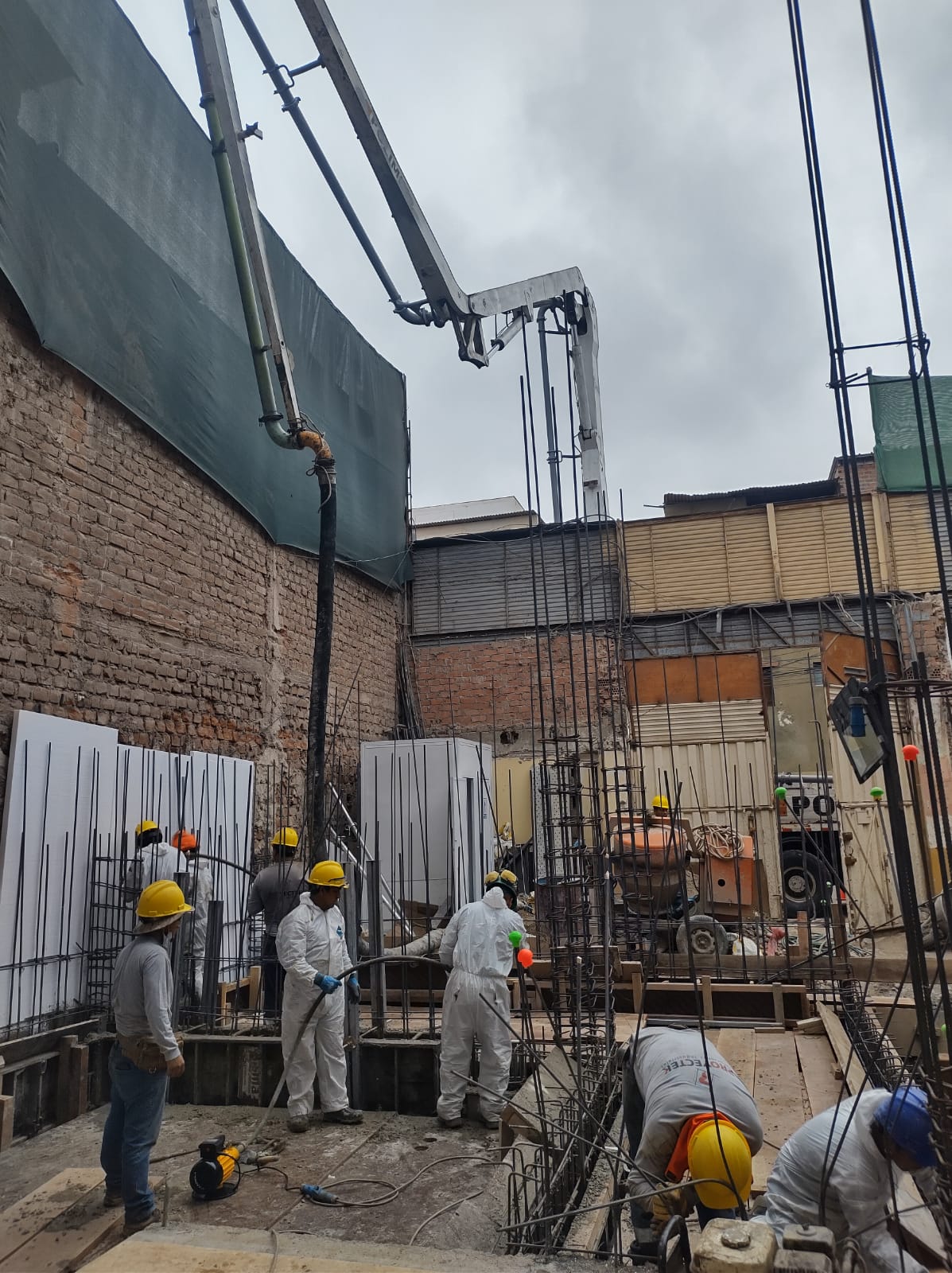 inicia el vaciado de concreto en nave industrial