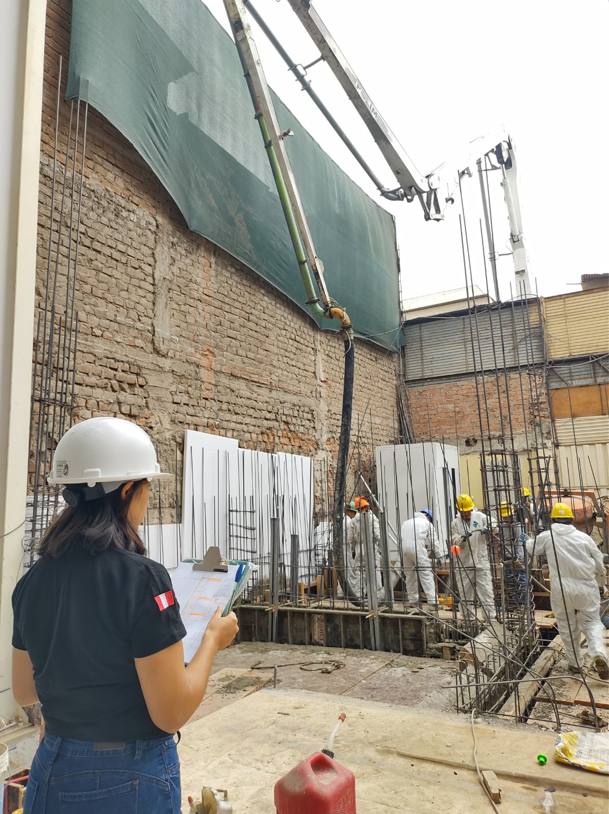 personal administrativo controlando vaciado de concreto