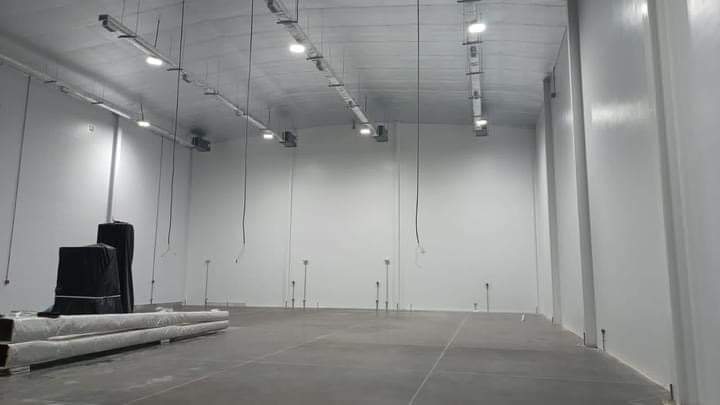 sistema de techo en nave industrial con sistema de aislamiento, climatización y extractores